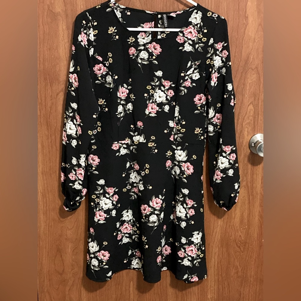 Pretty floral long-sleeved dress.
